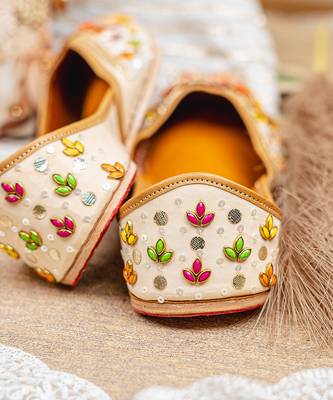 Multicolor embroidered leather juttis 3