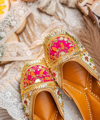 Multicolor embroidered leather juttis 4