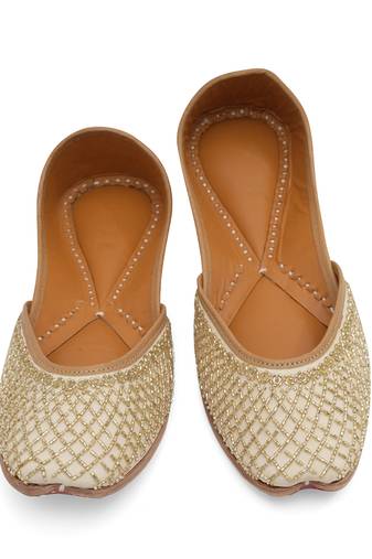 Beige embroidered leather juttis