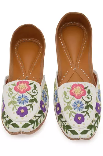 White embroidered leather juttis