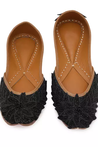 Black embroidered leather juttis