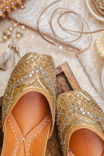 Gold embroidered leather juttis