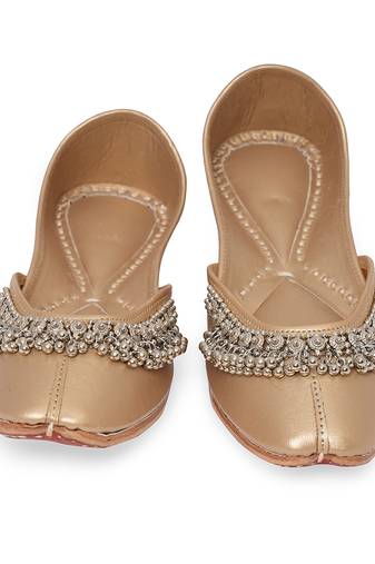 Gold embroidered leather juttis