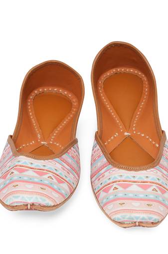 Multicolor embroidered leather juttis