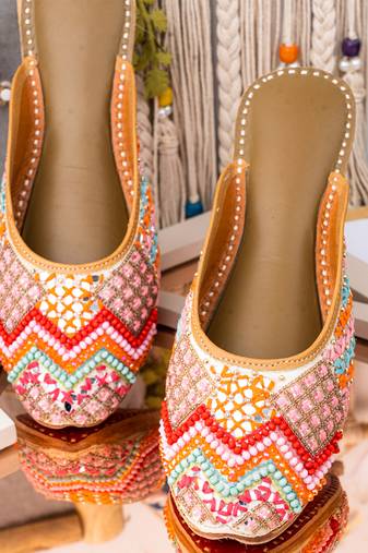 Multicolor embroidered leather juttis