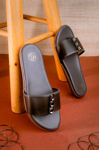 Black solid leather flats