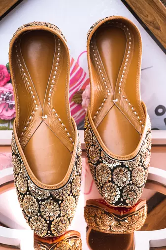 Black embroidered leather juttis