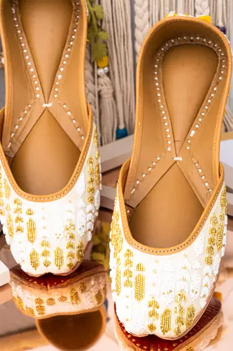White embroidered leather juttis