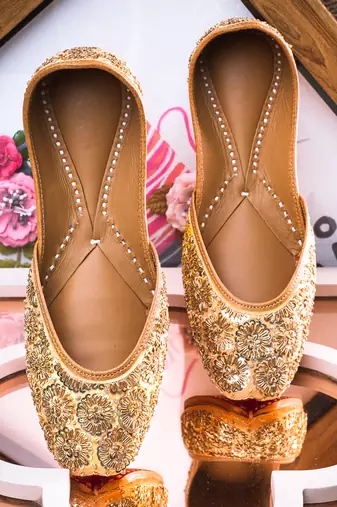Beige embroidered leather juttis