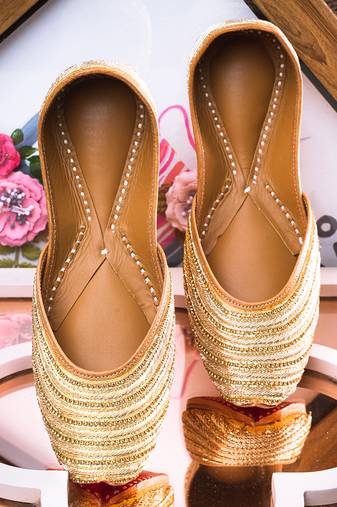 Gold embroidered leather juttis