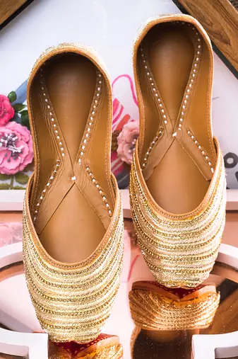 Gold embroidered leather juttis