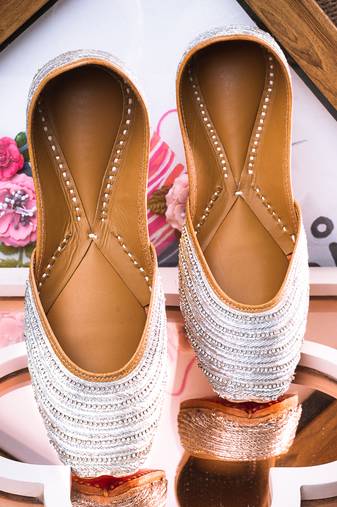 Silver embroidered leather juttis