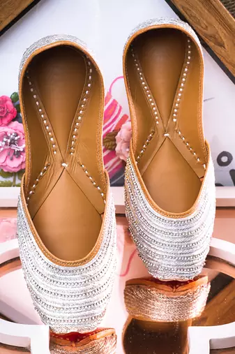 Silver embroidered leather juttis