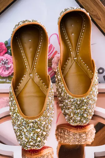 Cream embroidered leather juttis