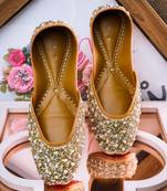 Cream embroidered leather juttis