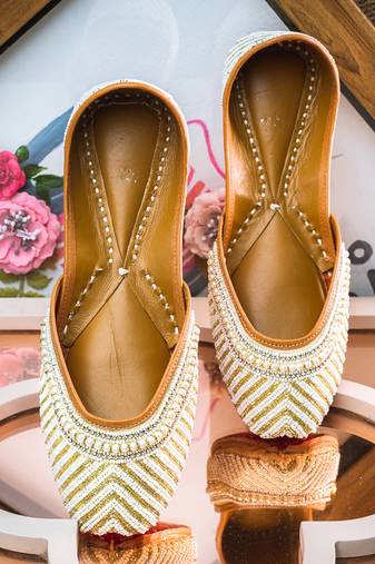 White embroidered leather juttis