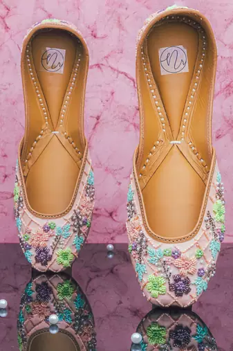 Peach floral embroidered leather juttis