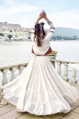 white Gamthi Mirror Work & Kodi Lace Chaniya Choli 3