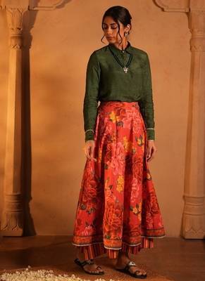 The shirt, crafted from luxurious doha silk 2
