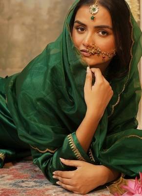 Stunning green embroidered co-ord set. 2