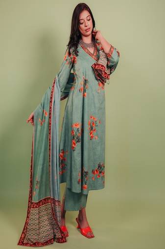 the set includes a classic anghrakha-style kurta straight pants
