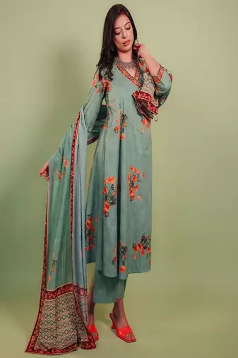the set includes a classic anghrakha-style kurta straight pants