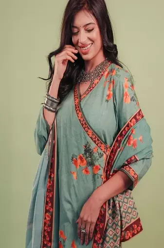 the set includes a classic anghrakha-style kurta straight pants