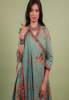 the set includes a classic anghrakha-style kurta straight pants 3