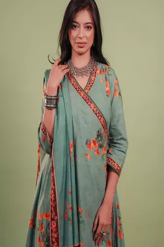 the set includes a classic anghrakha-style kurta straight pants