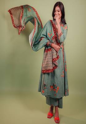 the set includes a classic anghrakha-style kurta straight pants 4