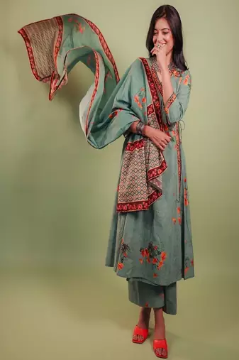 the set includes a classic anghrakha-style kurta straight pants