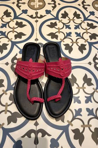 Black and fuschia pink kolhapuri