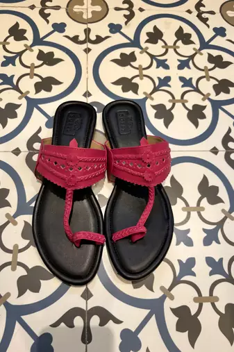 Black and fuschia pink kolhapuri