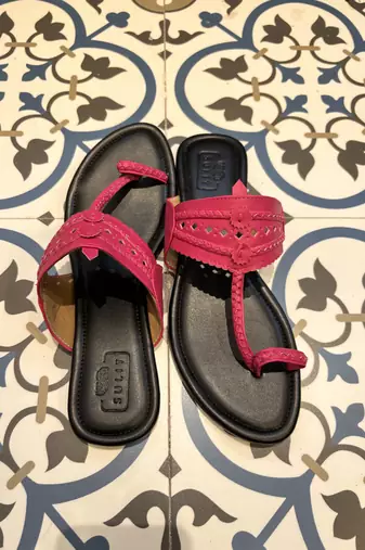 Black and fuschia pink kolhapuri