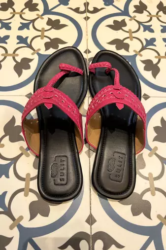 Black and fuschia pink kolhapuri
