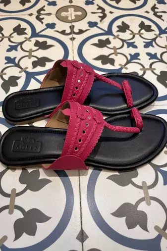 Black and fuschia pink kolhapuri