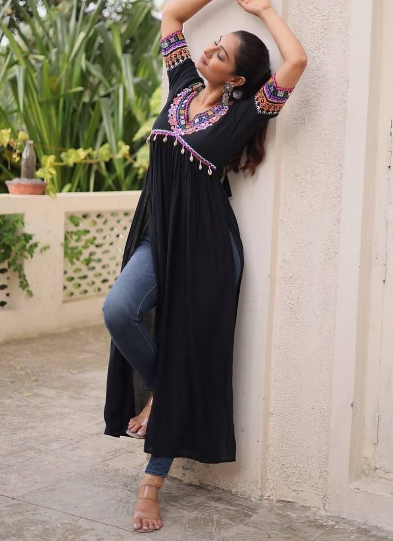 reyon with kutchi gamthi work