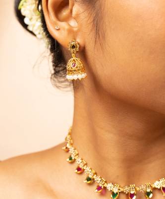 Gold-tone necklace with green & white stone accents & matching stud earrings 3