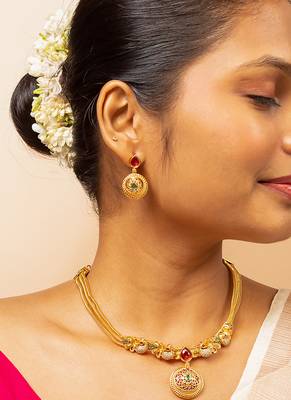 Gold chain necklace with traditional pendant and matching earrings 1