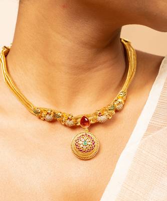 Gold chain necklace with traditional pendant and matching earrings 2