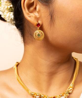 Gold chain necklace with traditional pendant and matching earrings 3