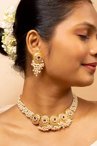 Graceful matte gold pearl necklace set