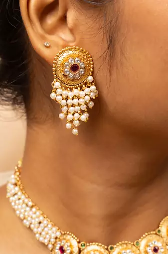 Graceful matte gold pearl necklace set
