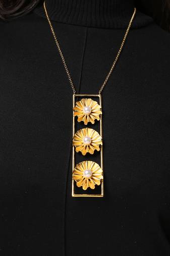Floral pendant high gold necklace