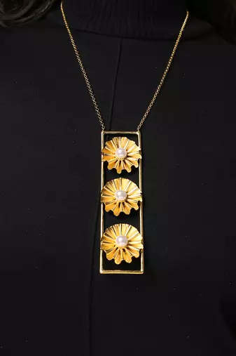 Floral pendant high gold necklace