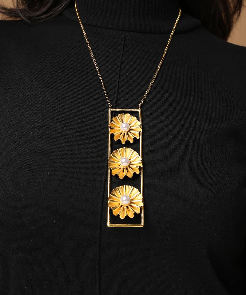 Floral pendant high gold necklace
