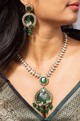 Elegant green stone pendant necklace set with kundan detailing