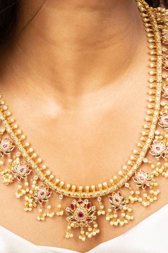 Guttapusalu long necklace with pink and white stones and matching stud earrings