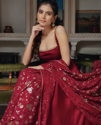 Red embroidered Gown Set  Designer Gown Suit Set Wedding Wear Dress 2