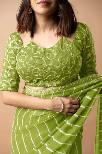 Women's parrot green striped leheriya print embroidered lace border georgette saree with unstiched blouse piece